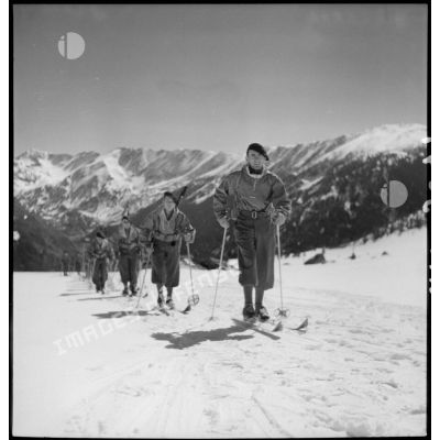 Groupe d'éclaireurs-skieurs en mission de reconnaissance.