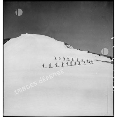 Groupe d'éclaireurs-skieurs en mission de reconnaissance.