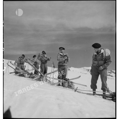Equipement d'un groupe d'éclaireurs-skieurs.