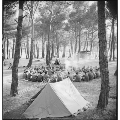 Campement de la 15e compagnie (ou 15e escadron) du train.