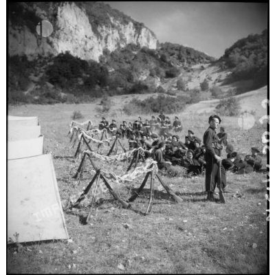 Installation d'un campement par des chasseurs alpins.