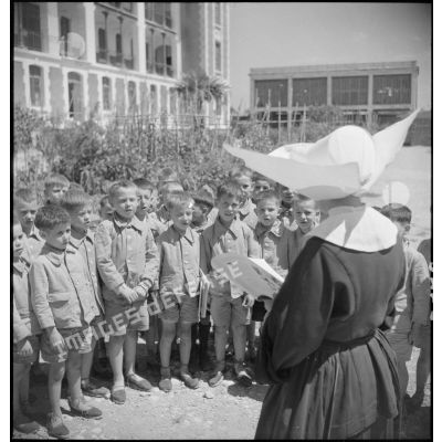 Séance de chant à l'Ecole militaire enfantine Hériot.