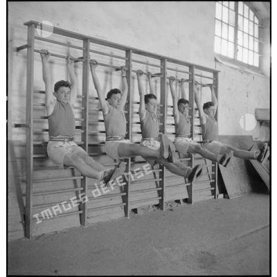 Exercices de gymnastique corrective à l'EMP de Billom.