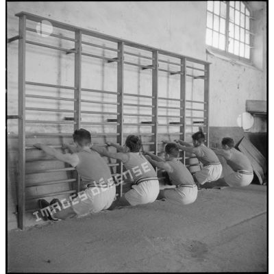 Exercices de gymnastique corrective à l'EMP de Billom.