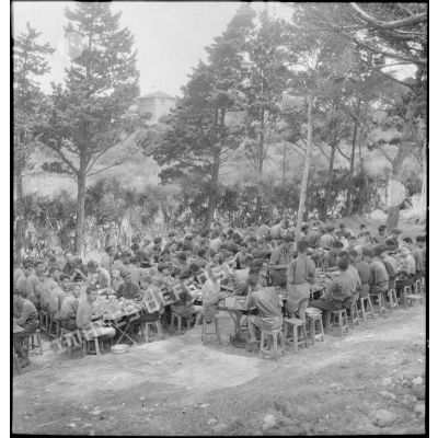 Repas des fantassins permissionnaires du 43e RIA au camp de repos de Sausset-les-Pins.