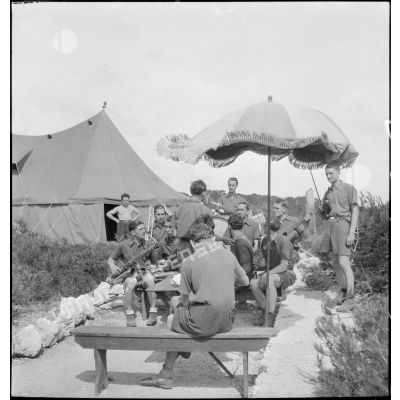 Des fantassins du 43e RIA se divertissent au camp de repos de Sausset-les-Pins.