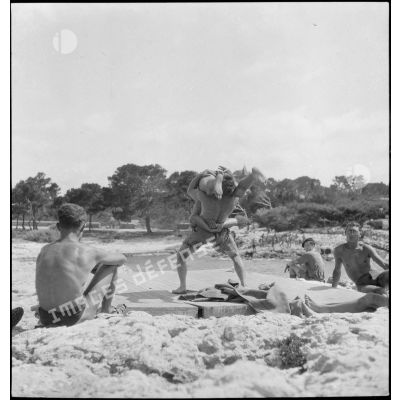 Permissionnaires du 43e RIA sur la plage de Sausset-les-Pins.