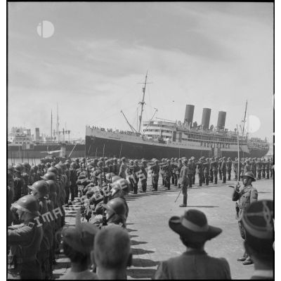 La Garde rend les honneurs à l'entrée du paquebot "Providence" dans le port de Marseille.