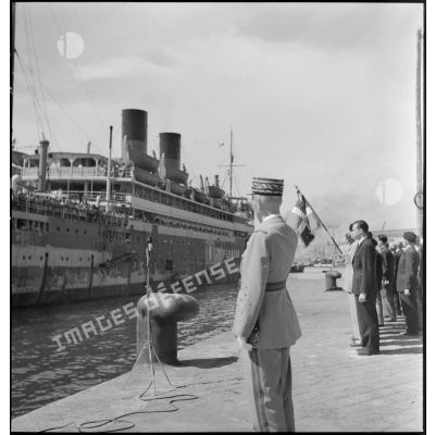 Le général Huntziger salue l'entrée du paquebot "Florida" dans le port de Marseille.