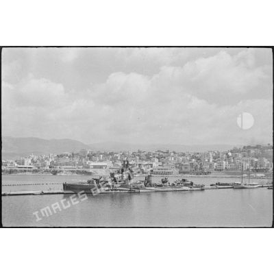 Le convoi transportant les troupes vichystes quitte le port de Beyrouth.