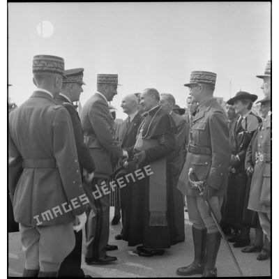Le général d'armée Henri Dentz et les autorités civiles et militaires venues l'accueillir sur le port de Marseille.
