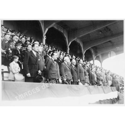 La tribune officielle pendant la cérémonie des couleurs sur le stade municipal de Vichy.