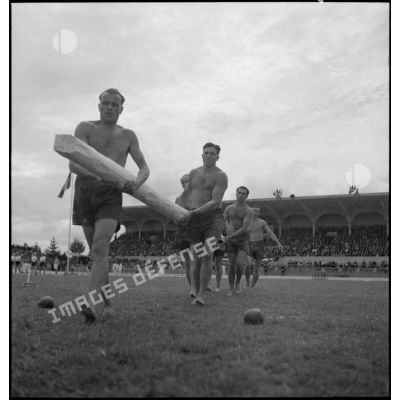 Démonstration sportive des moniteurs du CNMA d'Antibes sur le stade municipal de Vichy.