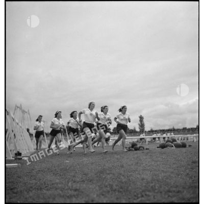 Démonstration sportive des monitrices du CNMA d'Antibes sur le stade municipal de Vichy.
