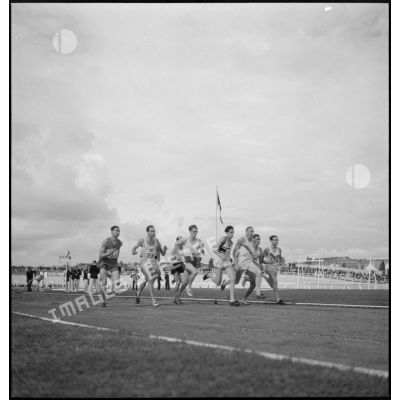 Démonstration sportive des moniteurs du CNMA d'Antibes sur le stade municipal de Vichy.