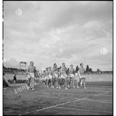 Défilé des moniteurs et athlètes du CNMA sur le stade municipal de Vichy.