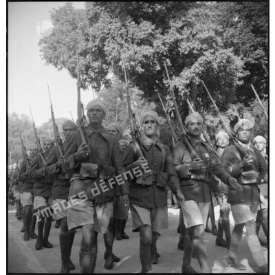 Au cours de la cérémonie, le 29e RTA (régiment de tirailleurs algériens) défile.