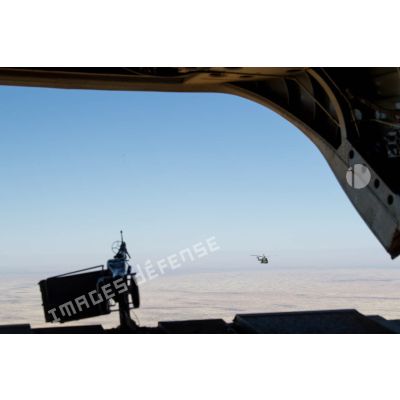 Vue aérienne depuis la soute d'un hélicoptère Vertol CH-47 Chinook lors d'une VAM (voie aérienne militaire) vers Kidal.