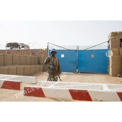 Poste de contrôle de la MINUSMA (mission multidimensionnelle intégrée des Nations Unies pour la stabilisation au Mali) à l'entrée de la PFDR (plateforme désert relai) de Kidal.