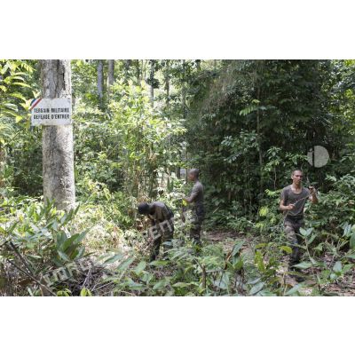 Des stagiaires du régiment du service militaire adapté (RSMA) ramassent du bois pour le feu lors d'un atelier bivouac à Saint-Jean-du-Maroni, en Guyane française.