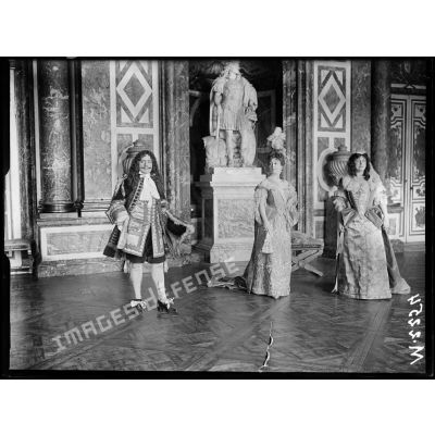 Une représentation théâtrale en costume du XVIIe siècle dans l'une des salles du château de Versailles. [légende d'origine]