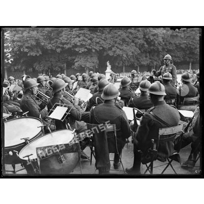 Les Grenadiers belges jouent lors de la fête nationale belge organisée dans les jardins du château de Versailles. [légende d'origine]