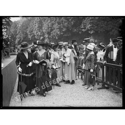 Monsieur Dalimier et les invités de la fête nationale belge organisée dans les jardins du château de Versailles. [légende d'origine]