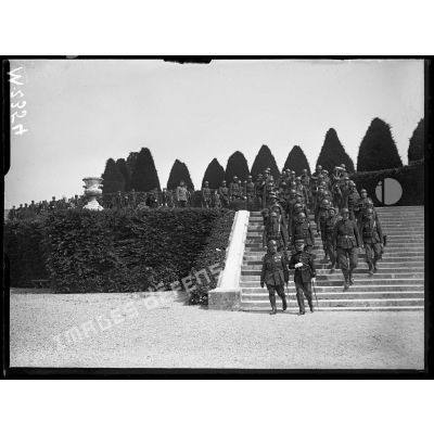 L'arrivée des musiques de la Garde Républicaine et des Grenadiers Belges dans les jardins du château de Versailles à l'occasion de la fête nationale belge. [légende d'origine]