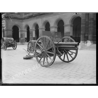 Un canon de 77 mm exposé dans la cour des Invalides à Paris. [légende d'origine]