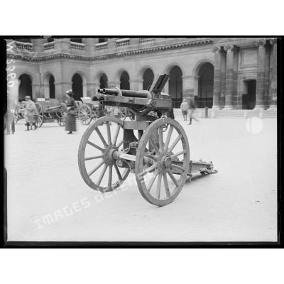 Un canon révolver de 37 mm allemand exposé dans la cour des Invalides à Paris. [légende d'origine]