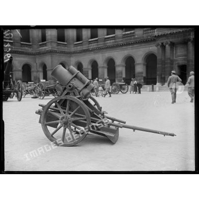 Un lance-bombe allemand de 250 mm exposé dans la cour des Invalides. [légende d'origine]