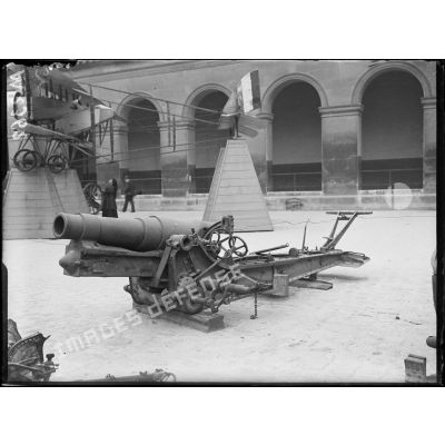 Un obusier allemand de 150 mm exposé dans la cour des Invalides. [légende d'origine]