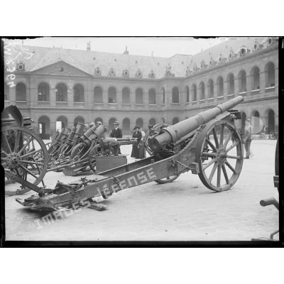 Un canon de 105 mm long allemand exposé dans la cour des Invalides. [légende d'origine]