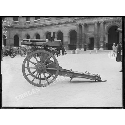 Un canon révolver allemand de 37 mm exposé dans la cour des Invalides. [légende d'origine]