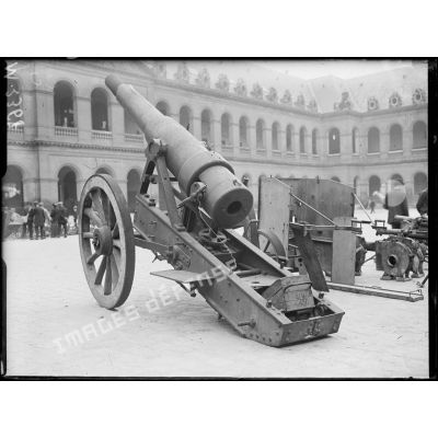 Un canon de 150 mm long allemand dans la cour des Invalides à Paris. [légende d'origine]