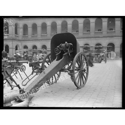 Canon allemand de 37 mm exposé dans la cour des Invalides. [légende d'origine]