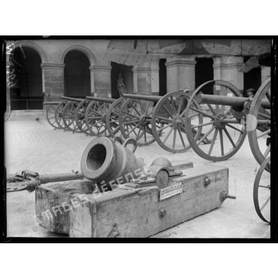 Mortier Turc de 225 mm exposé dans la cour des Invalides. [légende d'origine]