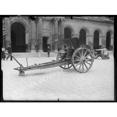 Obusier allemand de 150 mm exposé dans la cour des Invalides. [légende d'origine]