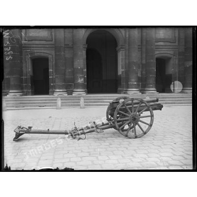 Canon de 77 mm de montagne allemand exposé dans la cour des Invalides. [légende d'origine]