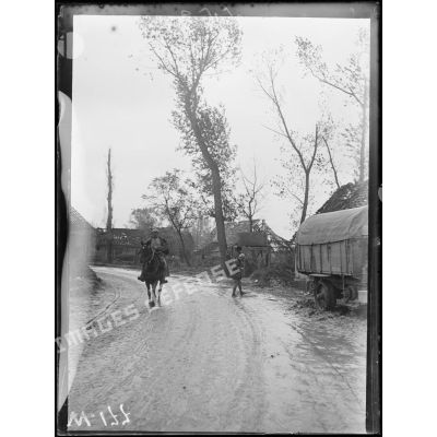 Cavalier sur la route menant à Cléry-sur-Somme. [légende d'origine]