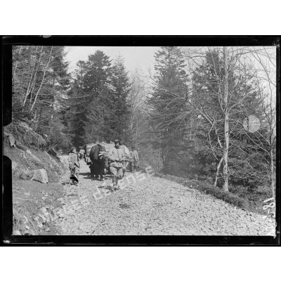 Route de Giromagny à Sewen, travailleurs alsaciens cassant des cailloux. [légende d'origine]