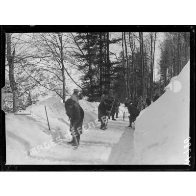Route de Giromagny à Sewen, travailleurs alsaciens déblayant la neige. [légende d'origine]
