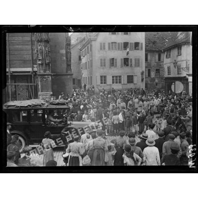 Thann, la foule devant la cathédrale autour de l'auto du général Pétain. [légende d'origine]