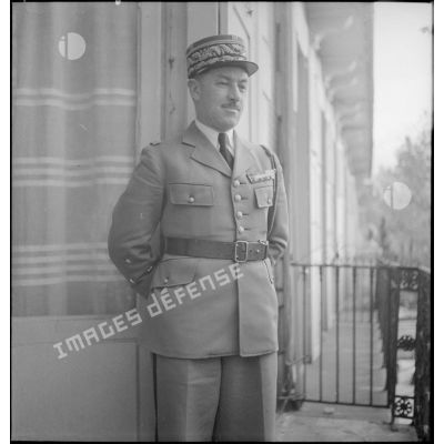 Portrait en pied du général de division Odilon Picquendar (ou Piquendar selon les sources), chef d'état-major de l'armée de terre de juillet 1940 à l'été 1942.
