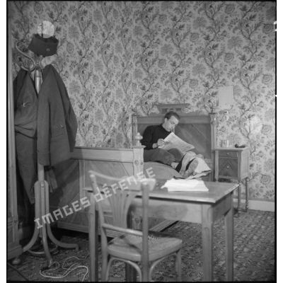 Un convalescent se repose dans sa chambre du centre d'hébergement établi au Golf Hôtel de Hyères.