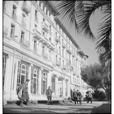 Des soldats disputent une partie de pétanque dans les jardins du Golf Hôtel de Hyères transformé en centre d'hébergement.