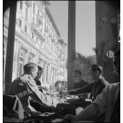 Les soldats prennent leur repas dans la salle de restaurant du Golf Hôtel de Hyères transformé en centre d'hébergement.