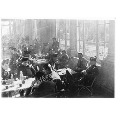 Des soldats se détendent au bar du Golf Hôtel de Hyères transformé en centre d'hébergement.