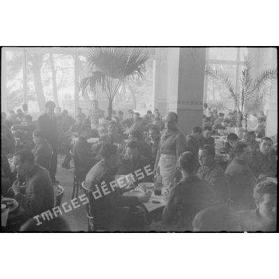 Des soldats prennent leur repas dans la salle de restaurant du Golf Hôtel de Hyères transformé en centre d'hébergement.