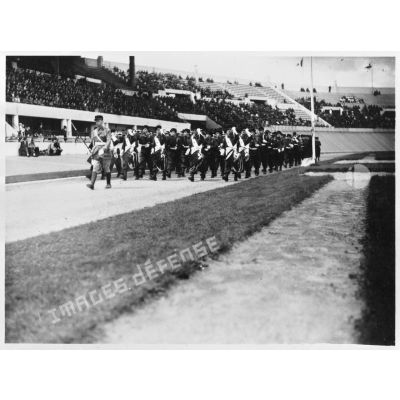 La musique du 18e RI (régiment d'infanterie) de Pau défile sur le Stade Vélodrome de Marseille.